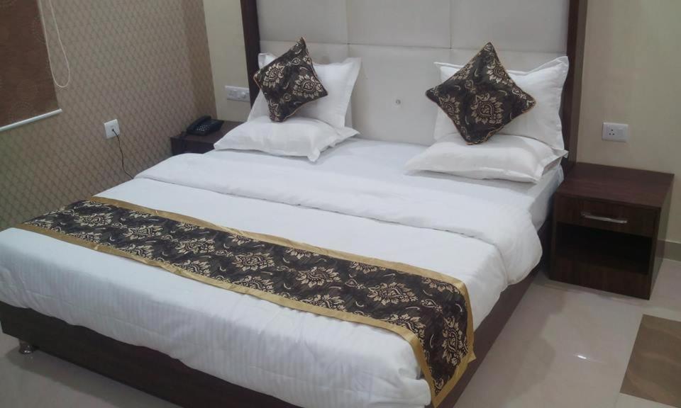 Hotel Ss Grand Lucknow Eksteriør bilde
